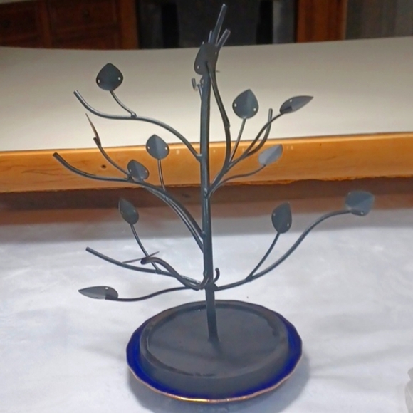 Black Earring Round  Tree Stand - Picture 1 of 9